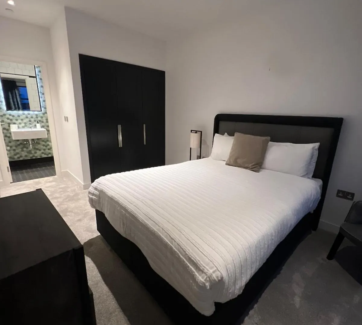 Modern Two Bedroom Apartment London 0*,
